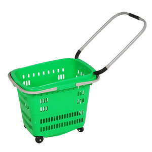 Panier d'achat en plastique de l'épicerie 